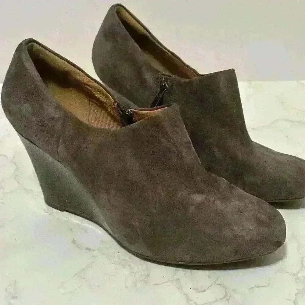 Clarks Artisan Brown Suede Wedge Ankle Booties SZ 11 womens